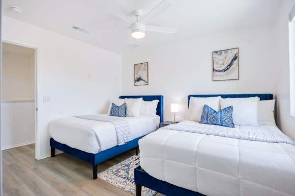 Bedroom 4:2x Double Beds, Ceiling Fan, Reach-In Closet