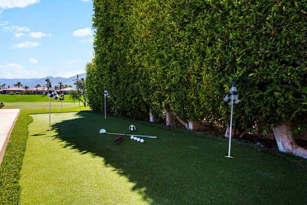 Practice your putting from the 4-hole putting green!