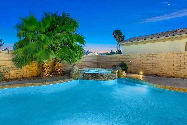 Terra Sol: Pool, Spa & Lakefront Serenity