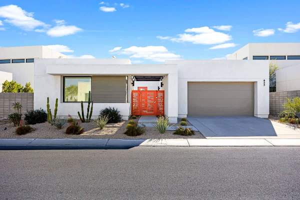 Stylish Desert Home Mountain Views & Tesla Charger