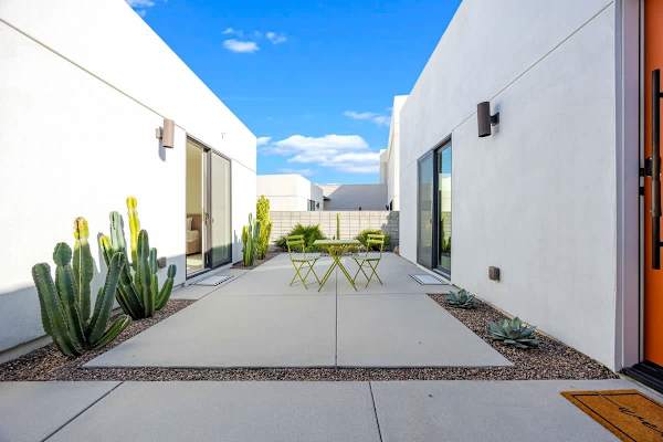 Stylish Desert Home Mountain Views & Tesla Charger