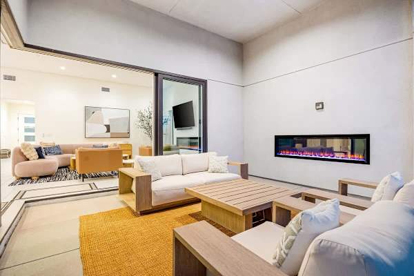 Stylish Desert Home Mountain Views & Tesla Charger