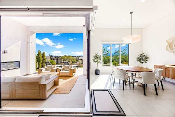 Stylish Desert Home Mountain Views & Tesla Charger