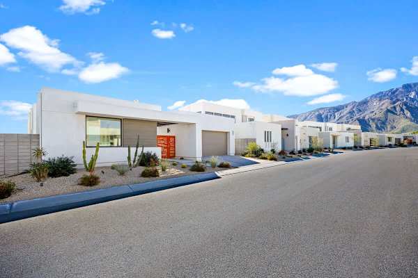 Stylish Desert Home Mountain Views & Tesla Charger