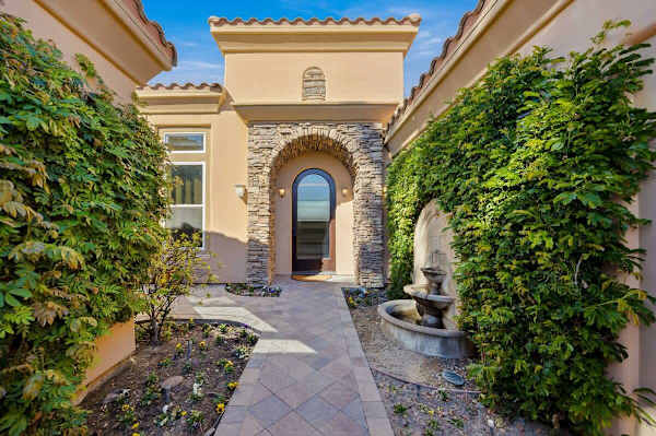 Charming private entrance