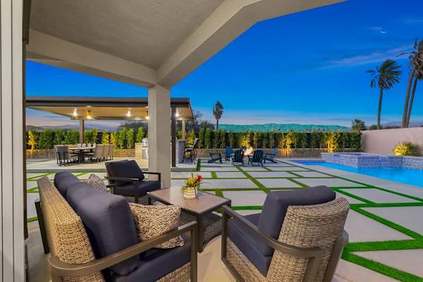 Luxe Paradiso: EV Charger, Pool, Spa & Pickleball