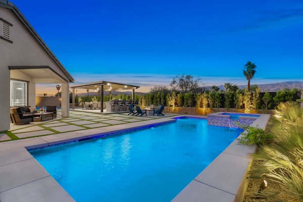 Luxe Paradiso: EV Charger, Pool, Spa & Pickleball