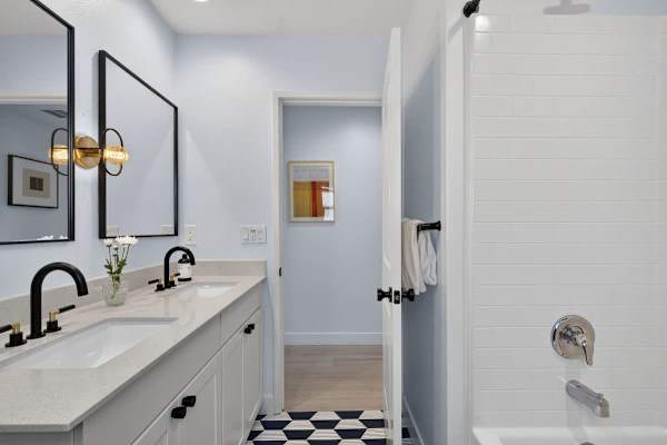 Full Bathroom 2 (Upstairs)
