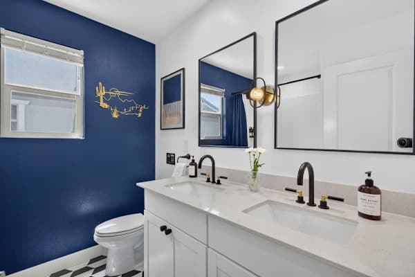 Full Bathroom 2 (Upstairs)