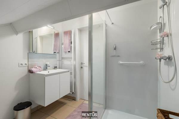 Esplanade Promenade - stay within walking distance of the beach