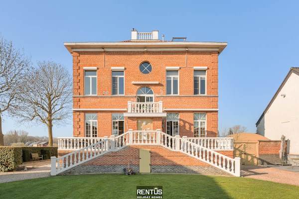 Maison Le Petit Château - luxury former monastery with pool