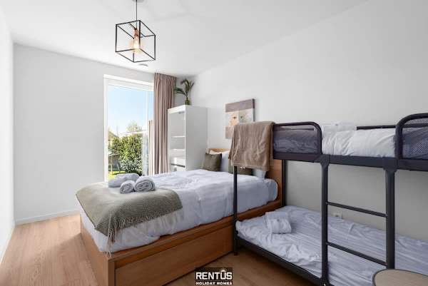 La Dolce Vickri - modern stay with garden & pool