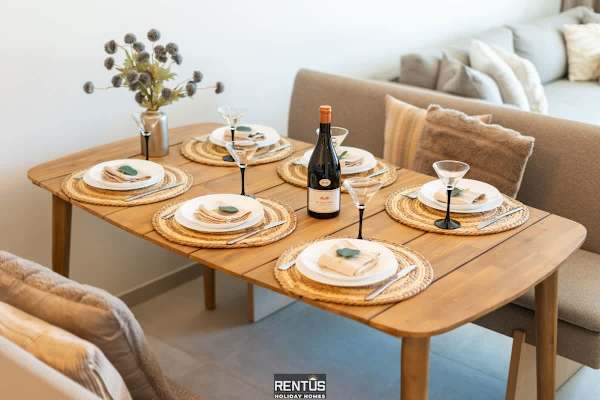 La Dolce Vickri - modern stay with garden & pool