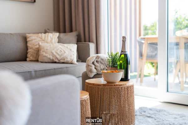 La Dolce Vickri - modern stay with garden & pool