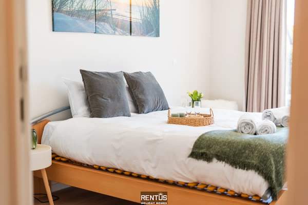 La Dolce Vickri - modern stay with garden & pool