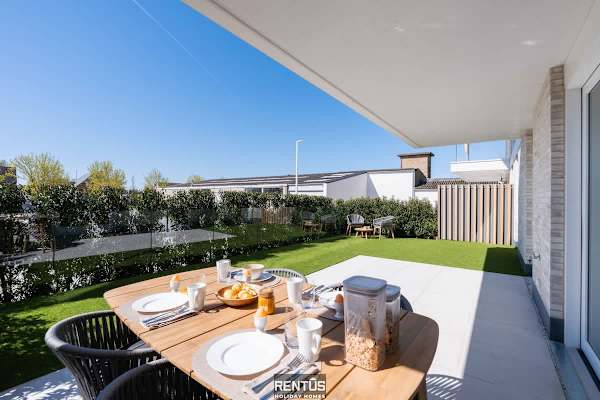 La Dolce Vickri - modern stay with garden & pool