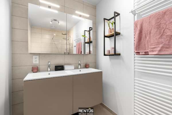 La Dolce Vickri - modern stay with garden & pool