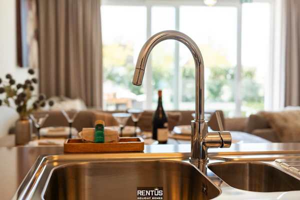 La Dolce Vickri - modern stay with garden & pool