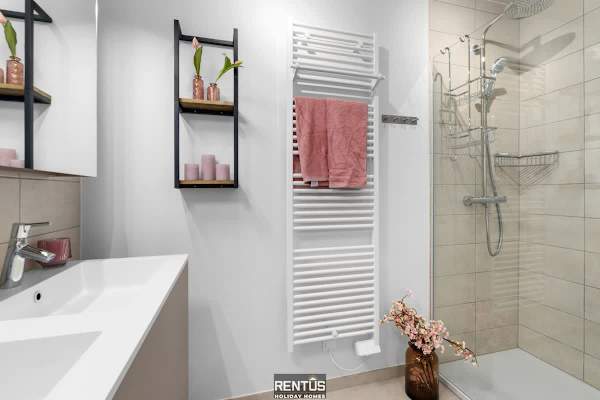 La Dolce Vickri - modern stay with garden & pool