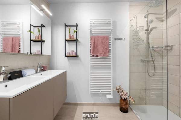 La Dolce Vickri - modern stay with garden & pool