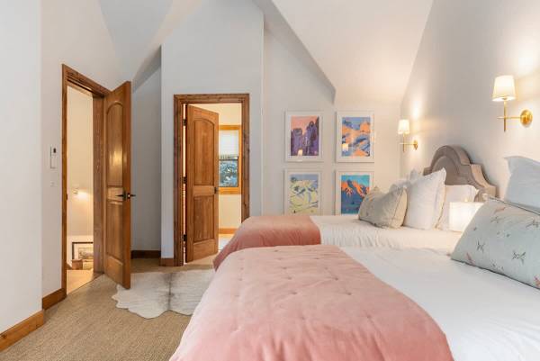 Abode at Bigwood Golf, prime location, hot tub, Sun Valley