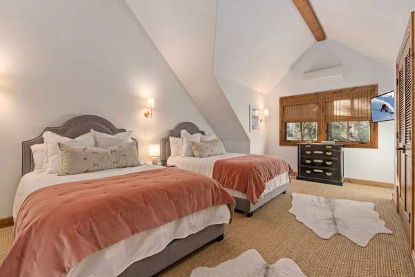 Abode at Bigwood Golf, prime location, hot tub, Sun Valley