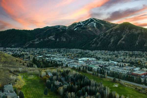 Abode at Bigwood Golf, prime location, hot tub, Sun Valley
