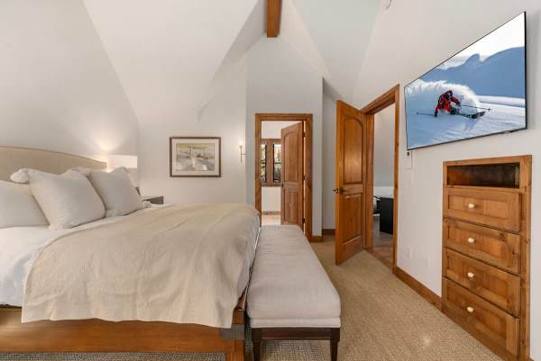 Abode at Bigwood Golf, prime location, hot tub, Sun Valley