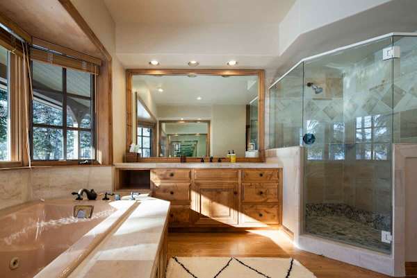 Abode at Bigwood Golf, prime location, hot tub, Sun Valley