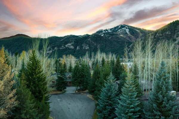 Abode at Bigwood Golf, prime location, hot tub, Sun Valley