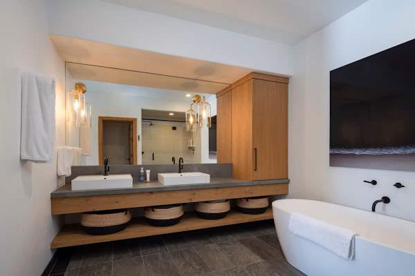 Abode at Cascade Lodge, hot tub, fireplace, close to Sun Valley