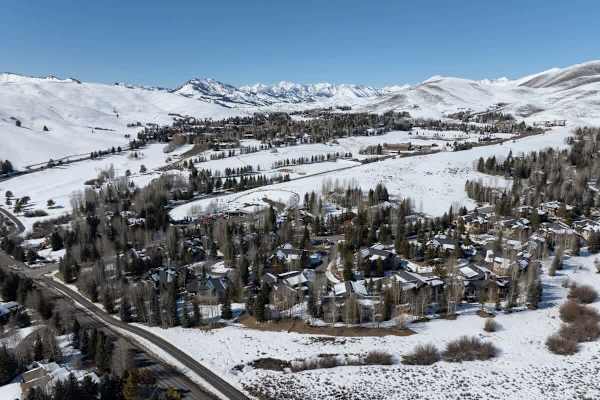 Abode at Cascade Lodge, hot tub, fireplace, close to Sun Valley