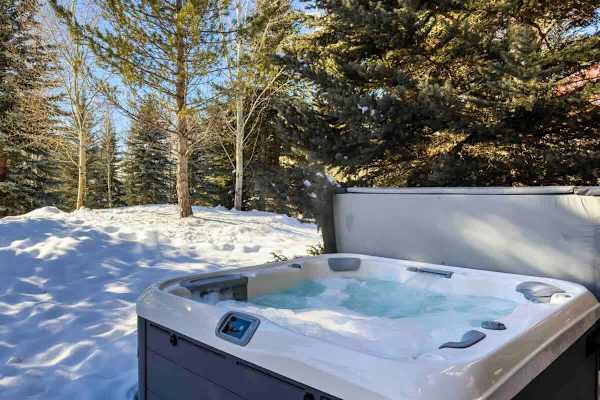 Abode at Cascade Lodge, hot tub, fireplace, close to Sun Valley