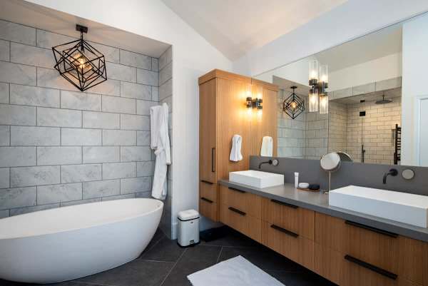 Abode at Cascade Lodge, hot tub, fireplace, close to Sun Valley