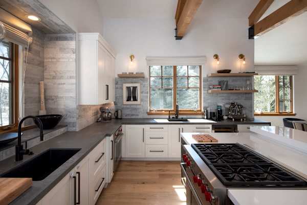 Abode at Cascade Lodge, hot tub, fireplace, close to Sun Valley