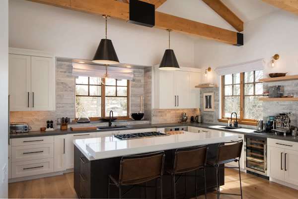 Abode at Cascade Lodge, hot tub, fireplace, close to Sun Valley