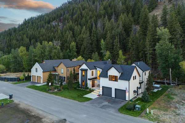 Abode at Warm Springs on The River, Ketchum, private hot tub