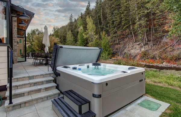 Abode at Warm Springs on The River, Ketchum, private hot tub
