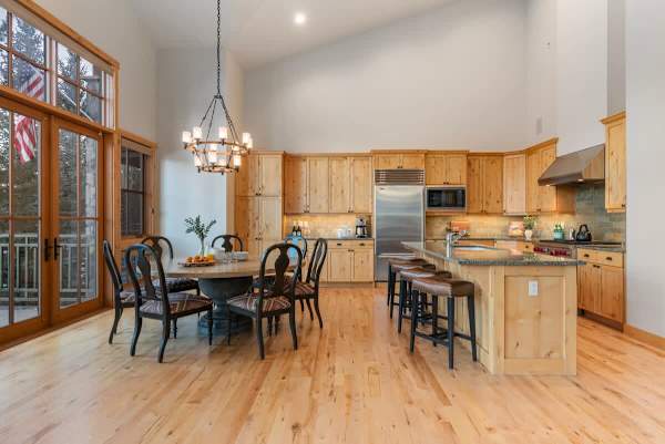 Abode at Elkhorn Village, hot tub, fireplace, steps to skiing