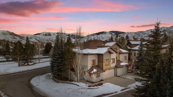 Abode at Elkhorn Village, hot tub, fireplace, steps to skiing