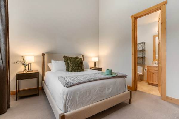 Abode at Elkhorn Village, hot tub, fireplace, steps to skiing