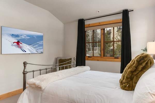 Abode at Elkhorn Village, hot tub, fireplace, steps to skiing