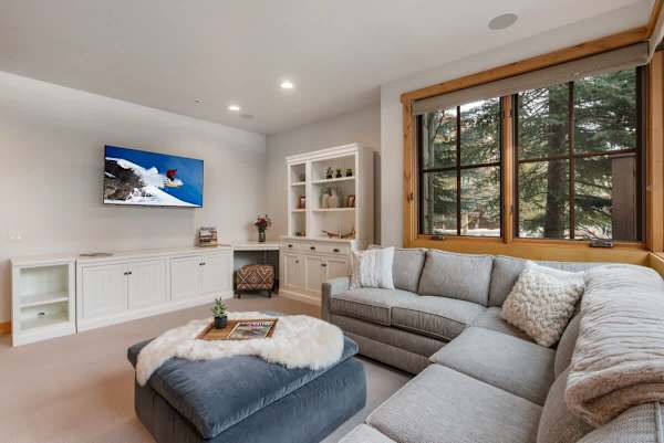 Abode at Elkhorn Village, hot tub, fireplace, steps to skiing