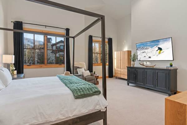 Abode at Elkhorn Village, hot tub, fireplace, steps to skiing