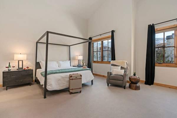 Abode at Elkhorn Village, hot tub, fireplace, steps to skiing