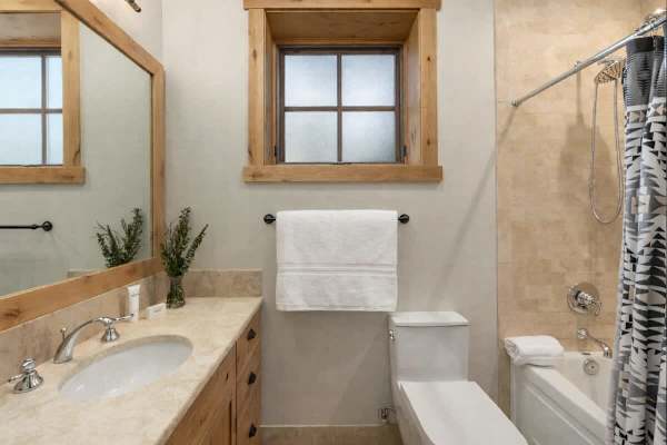 Abode at Elkhorn Village, hot tub, fireplace, steps to skiing