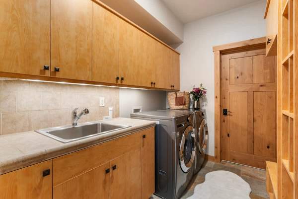Abode at Elkhorn Village, hot tub, fireplace, steps to skiing