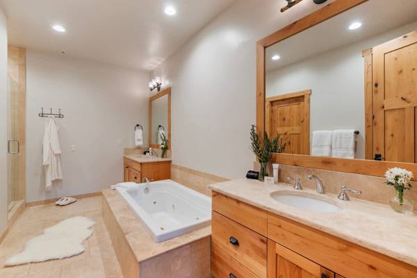 Abode at Elkhorn Village, hot tub, fireplace, steps to skiing