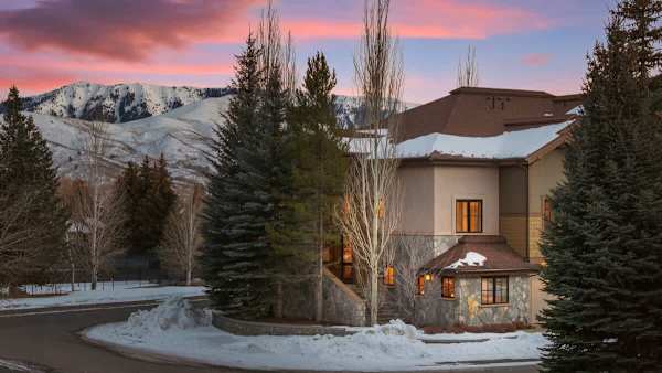 Abode at Elkhorn Village, hot tub, fireplace, steps to skiing