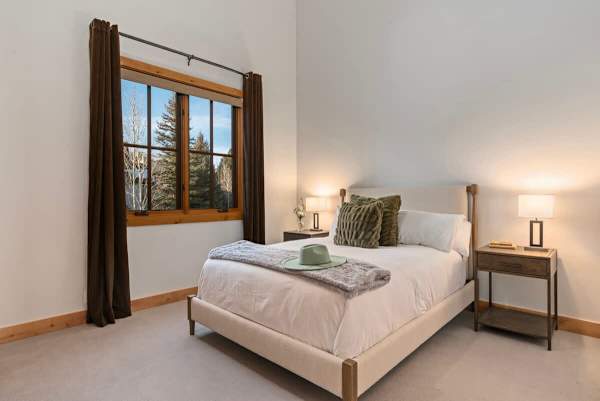 Abode at Elkhorn Village, hot tub, fireplace, steps to skiing